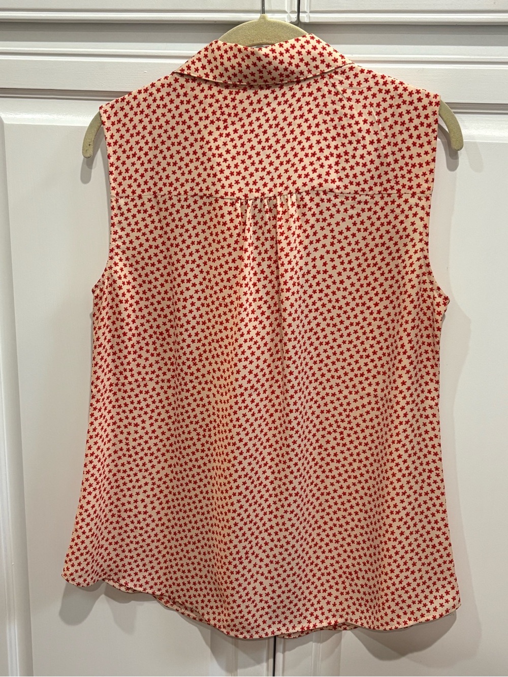 cabi Red floral Print Sleeveless Button-Down Top. Small. - Picture 3 of 7
